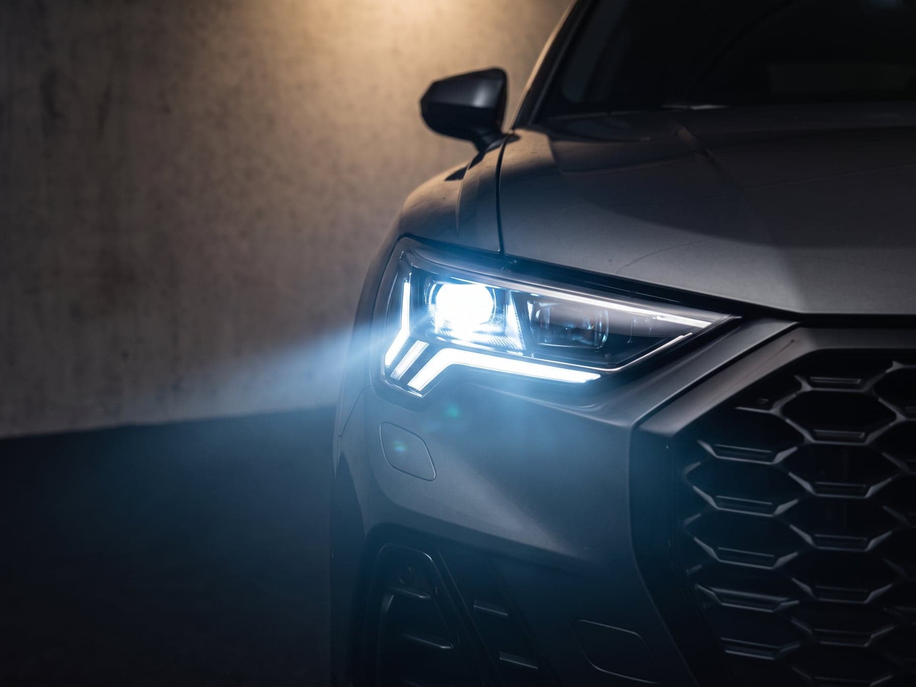 Koplamp en grille van een Audi Q3 Sportback in de studio
