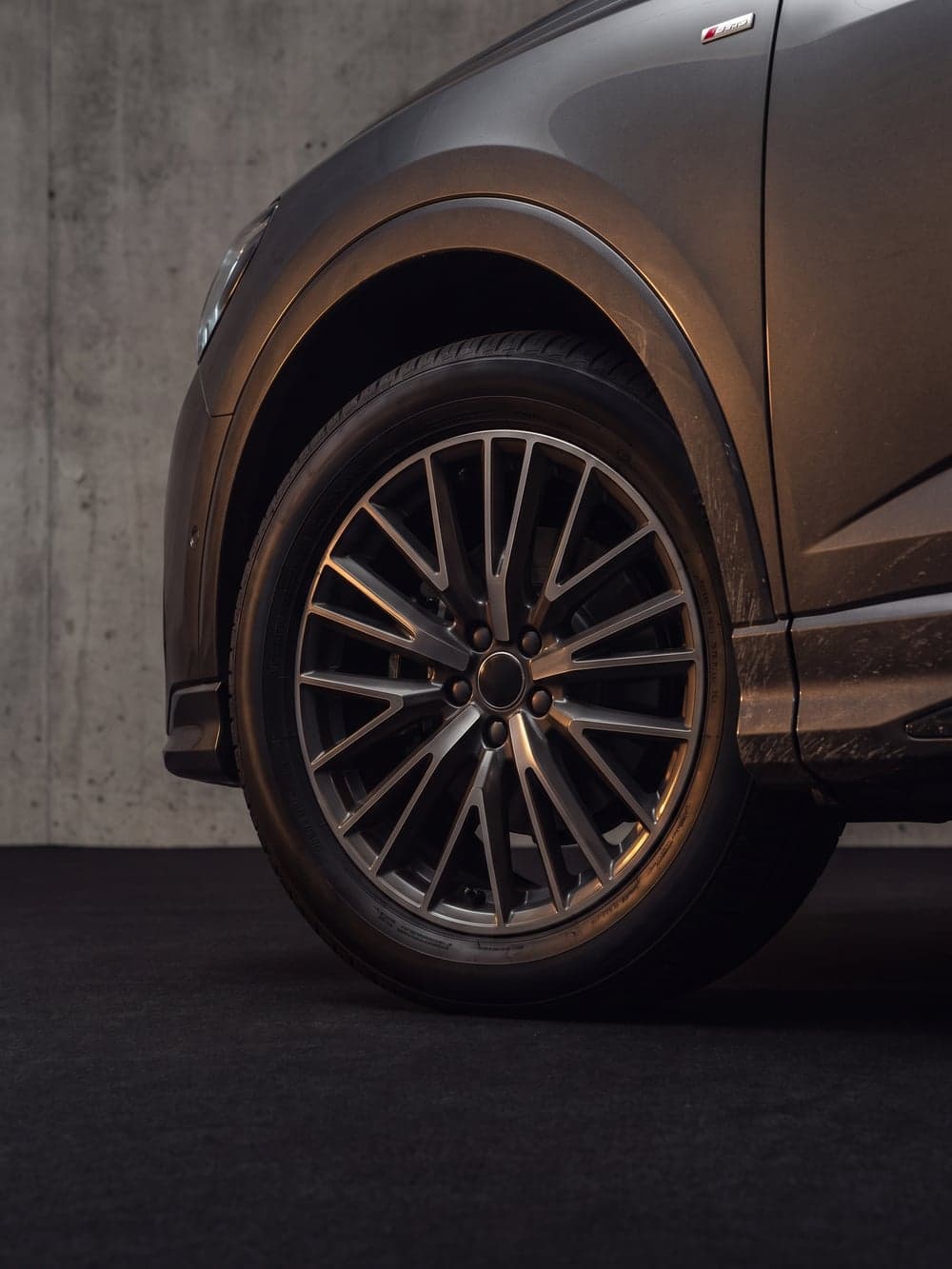 Close-up van de velg en band van een Audi Q3
